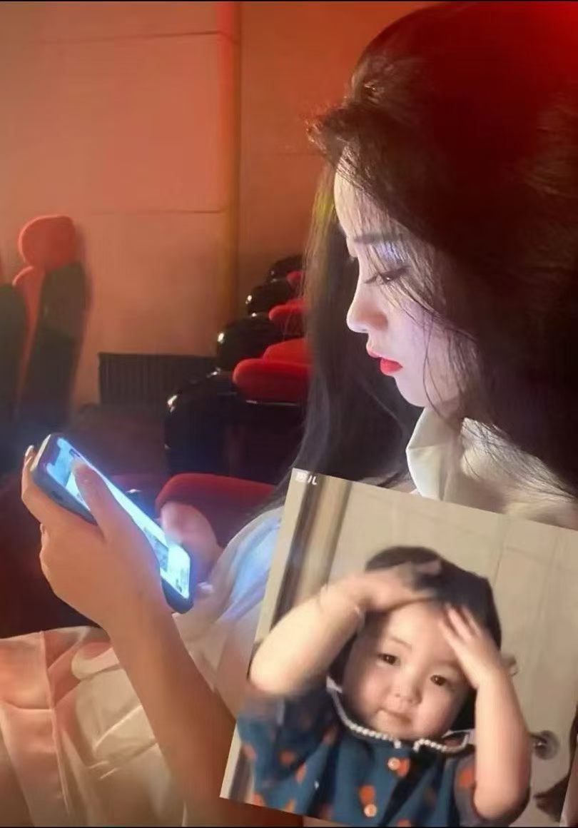 她低头看手机的侧脸